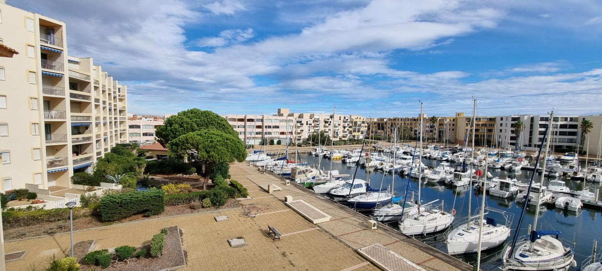 Le Calme Et La Luminosite Du Port Ideal Pour Un Bon Sejour Leucate Exterior foto